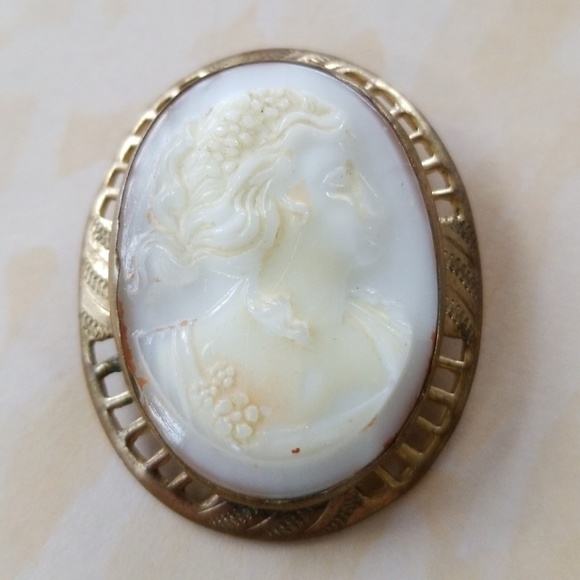 Vintage Jewelry - Vintage Estate Carved Stone Cameo Brooch Pin